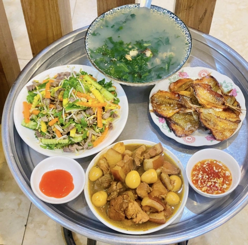 GIA ĐÌNH CẦN CÔ/CHỊ GIÚP VIỆC NHÀ, NẤU ĂN.