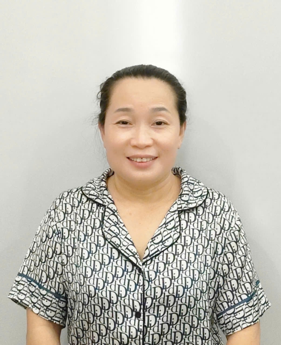 Cô Trinh sinh năm 1974