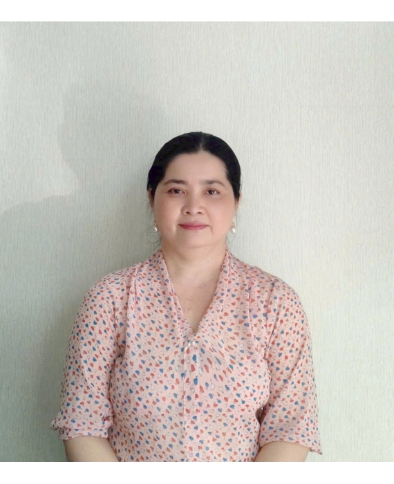 Cô Hằng sinh năm 1975