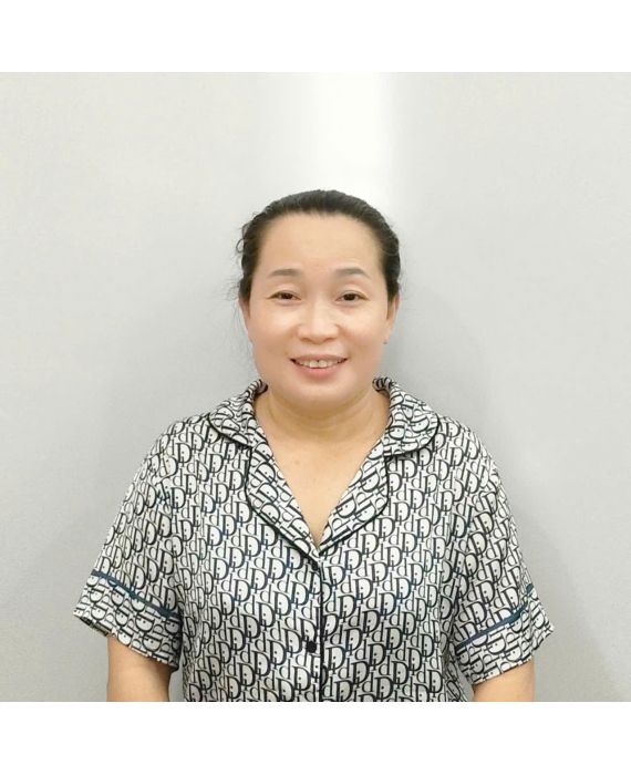 Cô Trinh sinh năm 1974